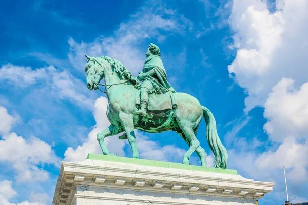 デンマーク ・ コペンハーゲンのアマリエンボー広場で馬に乗ってフレデリック 5 世の彫刻 — ストック写真