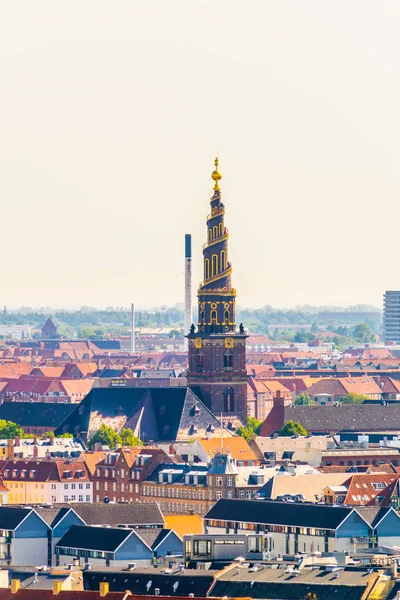 Spits van de kerk van onze Heiland in Kopenhagen, Denemarken. — Stockfoto