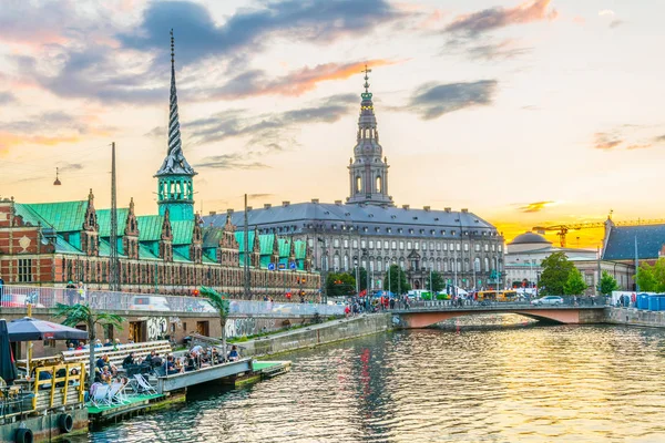 丹麦哥本哈根的博尔森和克里斯蒂安堡槽宫的日落景色 — 图库照片