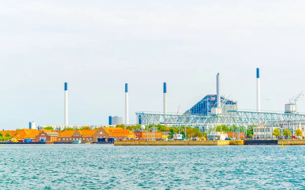 Uitzicht op een kust fabriek in de Deense hoofdstad Kopenhagen. — Stockfoto