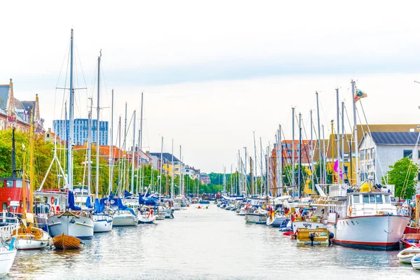 Kopenhag'ın merkezinde bir kanalın görünümü, Danimarka.