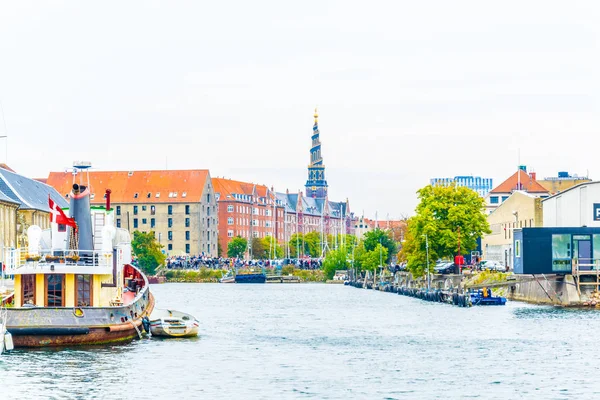 Vista de un canal con la iglesia de nuestro salvador en el centro de Copenhague, Dinamarca . —  Fotos de Stock