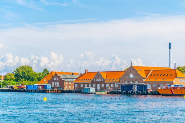 Vy över en kanal i centrala Köpenhamn, Danmark. — Stockfoto