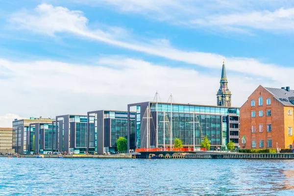 Veduta di un canale nel centro di Copenaghen, Danimarca . — Foto Stock