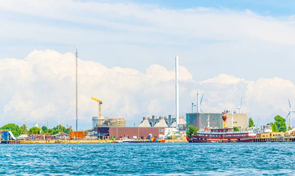 Blick auf eine Fabrik am Meer in der dänischen Hauptstadt Kopenhagen. — Stockfoto