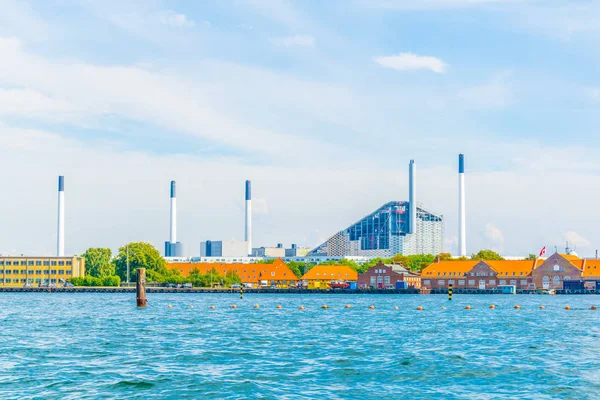 Blick auf eine Fabrik am Meer in der dänischen Hauptstadt Kopenhagen. — Stockfoto
