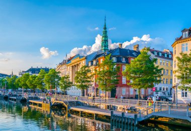 Kopenhag, Danimarka'daki Christiansborg Slot Sarayı'nın yanındaki kanalın görünümü.