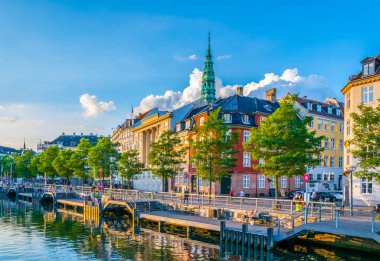 Kopenhag, Danimarka'daki Christiansborg Slot Sarayı'nın yanındaki kanalın görünümü.