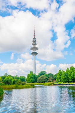 Planten un Bloomen eski botanik bahçesi hamburg üzerinde Heinirch Herz kule, Almanya.