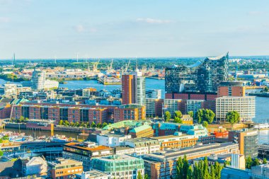 Speicherstadt depo bölgesinin ve Hamburg, Almanya'daki elbphilharmonie binasının havadan görünümü.