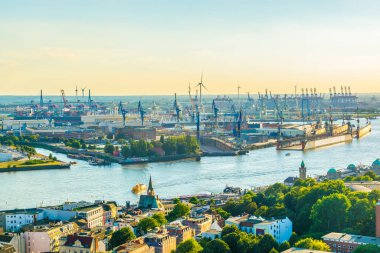 Hamburg, Almanya'da Elbe nehri üzerinde ünlü Hamburger Landungsbruecken ve sanayi limanının güzel görünümü