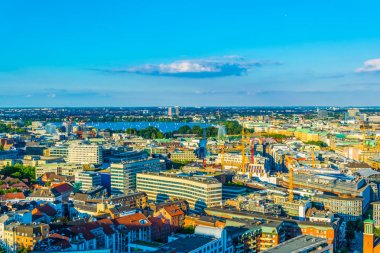 Hamburg ve binnenalster ve aussenalster gölleri eski şehir havadan görünümü, Almanya.