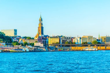 Elbe riverside Hamburg saint michaelis kilisesi ile, Almanya.