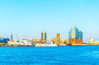 Elbphilharmonie binası ile Hamburg limanında modern yatlar, Almanya.
