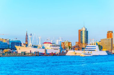 Elbphilharmonie binası ile Hamburg limanında modern yatlar, Almanya.