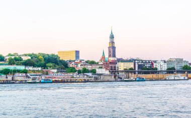 Elbe riverside Hamburg saint michaelis kilisesi ile, Almanya.