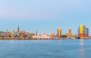 Elbphilharmonie binası ile Hamburg limanında modern yatlar, Almanya.