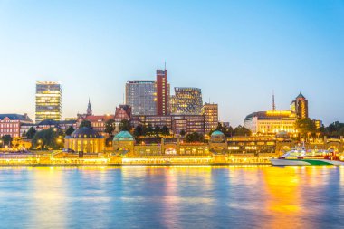 Almanya'nın Hamburg kentinde balık pazarının gece manzarası
