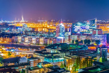 Hamburg, Almanya'daki Speicherstadt depo bölgesi ve elbphilharmonie binasının gece havadan görünümü.
