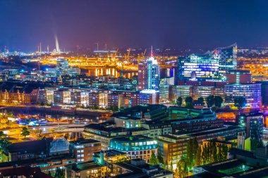 Hamburg, Almanya'daki Speicherstadt depo bölgesi ve elbphilharmonie binasının gece havadan görünümü.
