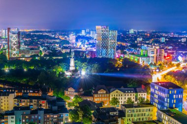 Almanya'da bismarck anıtı ile Hamburg Gece görünümü.