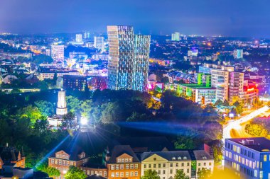 Almanya'da bismarck anıtı ile Hamburg Gece görünümü.