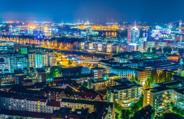 Hamburg, Almanya'daki Speicherstadt depo bölgesi ve elbphilharmonie binasının gece havadan görünümü.