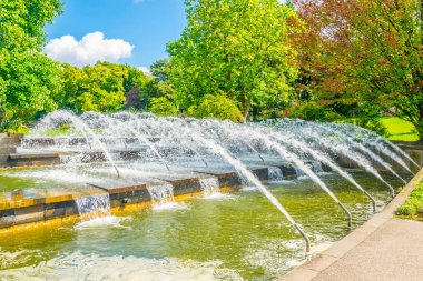 Hamburg, Almanya'da hansa adliyesi önünde bir park görünümü.