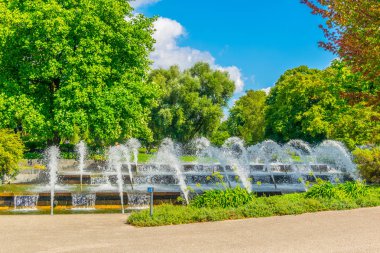 Hamburg, Almanya'da hansa adliyesi önünde bir park görünümü.