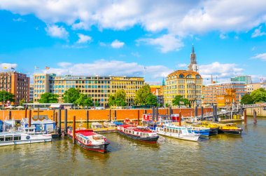 Hamburg, Almanya'nın geri kalanından speicherstadt bölgesini ayıran bir kanalın görünümü.