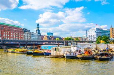Hamburg, Almanya'nın geri kalanından speicherstadt bölgesini ayıran bir kanalın görünümü.