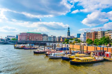 Hamburg, Almanya'nın geri kalanından speicherstadt bölgesini ayıran bir kanalın görünümü.