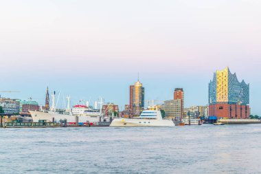 Hamburg elbphilharmonie bina ile Elbe nehir kenarı Panorama