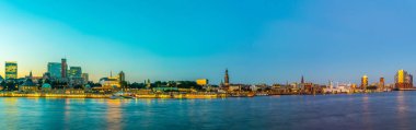 Hamburg'daki elbphilharmonie binası ile Elbe nehir kenarındaki panoramanın gece manzarası