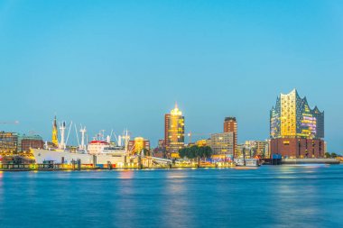 Elbphilharmonie binası ile Hamburg limanının gece manzarası, Almanya.