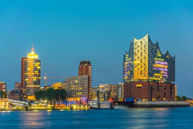Elbphilharmonie binası ile Hamburg limanının gece manzarası, Almanya.