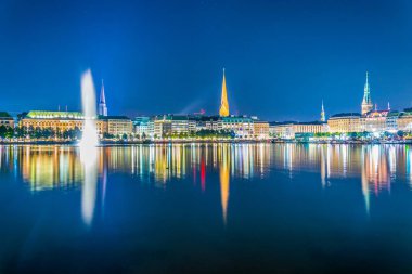 Binnenalster Gölü'nün arkasındaki Hamburg'daki eski şehrin gece manzarası, Almanya