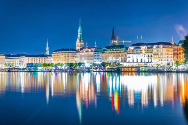 Binnenalster Gölü'nün arkasındaki Hamburg'daki eski şehrin gece manzarası, Almanya
