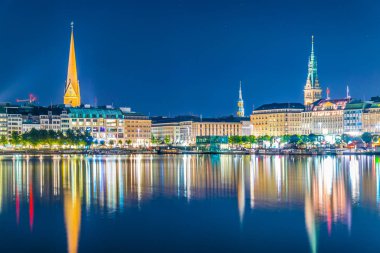 Binnenalster Gölü'nün arkasındaki Hamburg'daki eski şehrin gece manzarası, Almanya