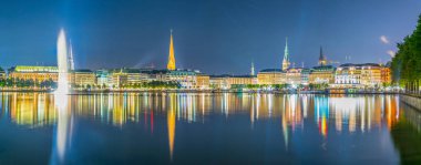 Binnenalster Gölü'nün arkasındaki Hamburg'daki eski şehrin gece manzarası, Almanya