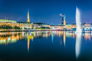 Binnenalster Gölü'nün arkasındaki Hamburg'daki eski şehrin gece manzarası, Almanya