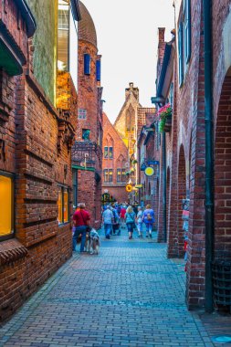 İnsanlar Bremen, Almanya'da Boettcherstrasse sokakta dolaşıyorlar..