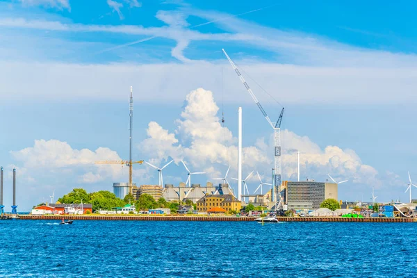 Uitzicht op een kust fabriek in de Deense hoofdstad Kopenhagen. — Stockfoto