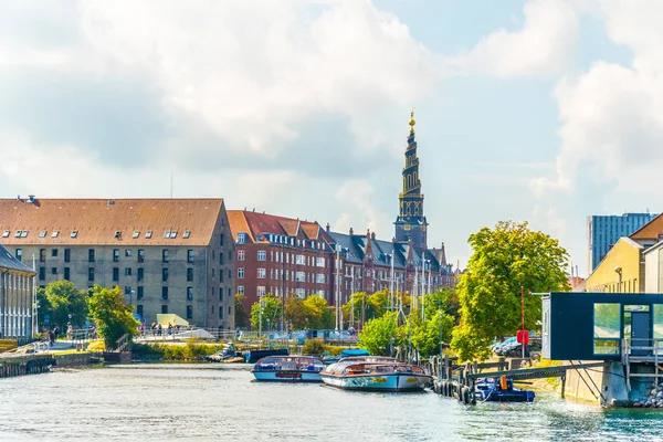 Vista de los edificios y la iglesia de nuestro salvador junto a un canal en el centro de Copenhague, Dinamarca . —  Fotos de Stock