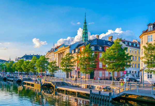 Widok na kanał obok pałacu Christiansborg slot w Kopenhadze, Dania. — Zdjęcie stockowe