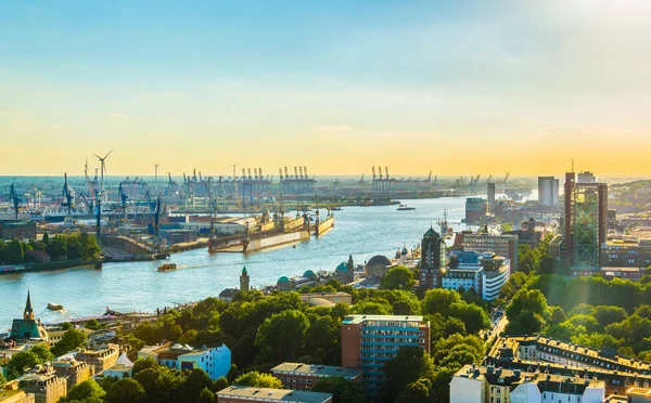 Bella vista del famoso Hamburger Landungsbruecken e porto industriale sul fiume Elba ad Amburgo, Germania — Foto Stock