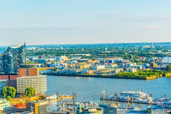 Luchtfoto van het magazijn district Speicherstadt, het havendistrict en het elbphilharmonie gebouw in Hamburg, Duitsland. — Stockfoto