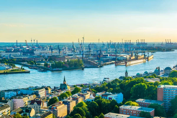 Beautiful view of famous Hamburger Landungsbruecken and industrial port on Elbe river in Hamburg, Germany — Stock Photo, Image