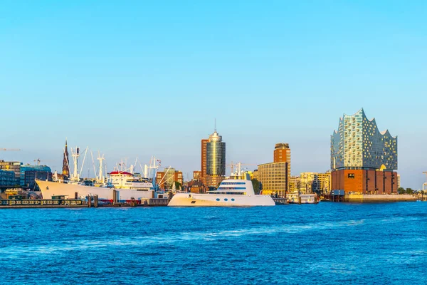 Yates modernos en el puerto de Hamburgo con el edificio Elbphilharmonie, Alemania . — Foto de Stock