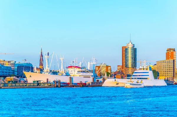 Moderne jachten in de haven van Hamburg met de elbphilharmonie gebouw, Duitsland. — Stockfoto